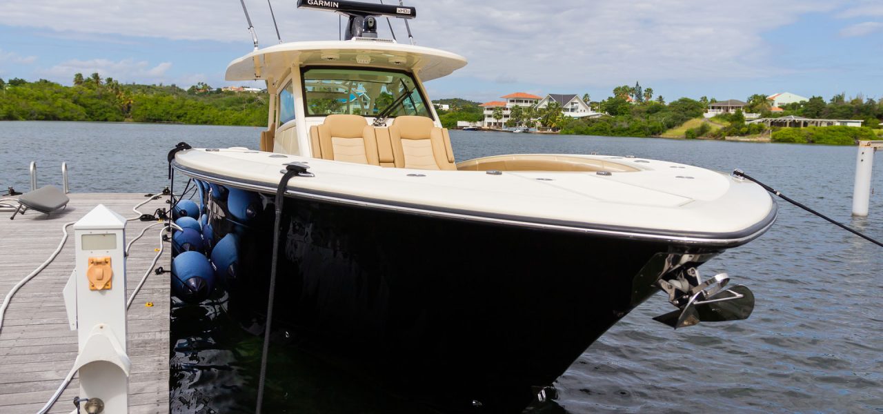 Bellezaos Cura Curacao - Boat on water in dock from front