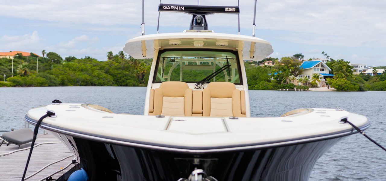 Bellezaos Cura Curacao - Direct front view of boat with passenger seats