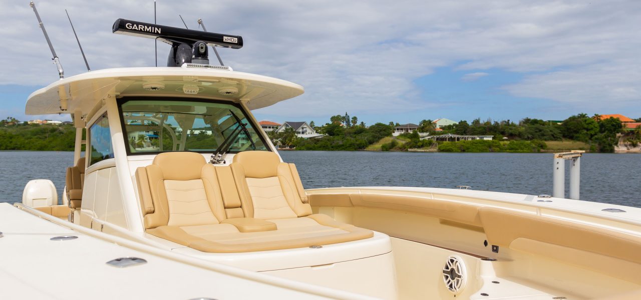 Bellezaos Cura Curacao - Front view of boat with front seats
