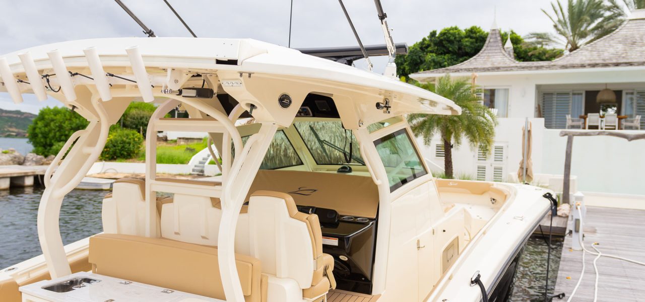 Bellezaos Cura Curacao - Rear view of boat with captian's seat