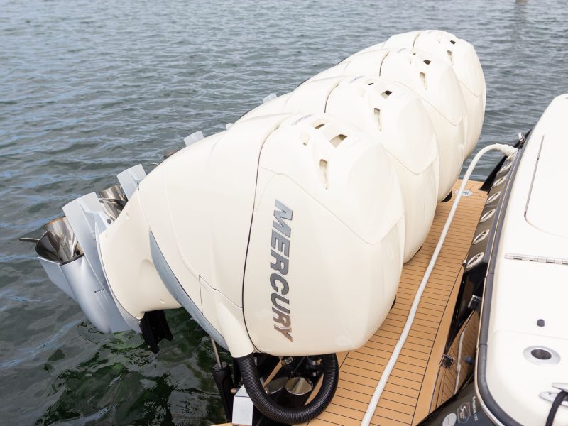 Bellezaos Cura Curacao - Rear view of boat with four motors