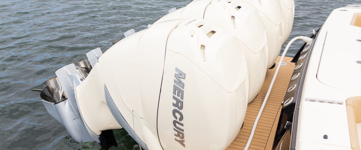 Bellezaos Cura Curacao - Rear view of boat with four motors