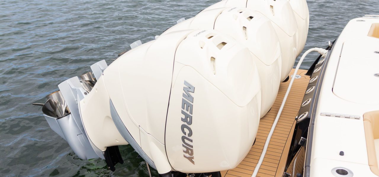 Bellezaos Cura Curacao - Rear view of boat with four motors